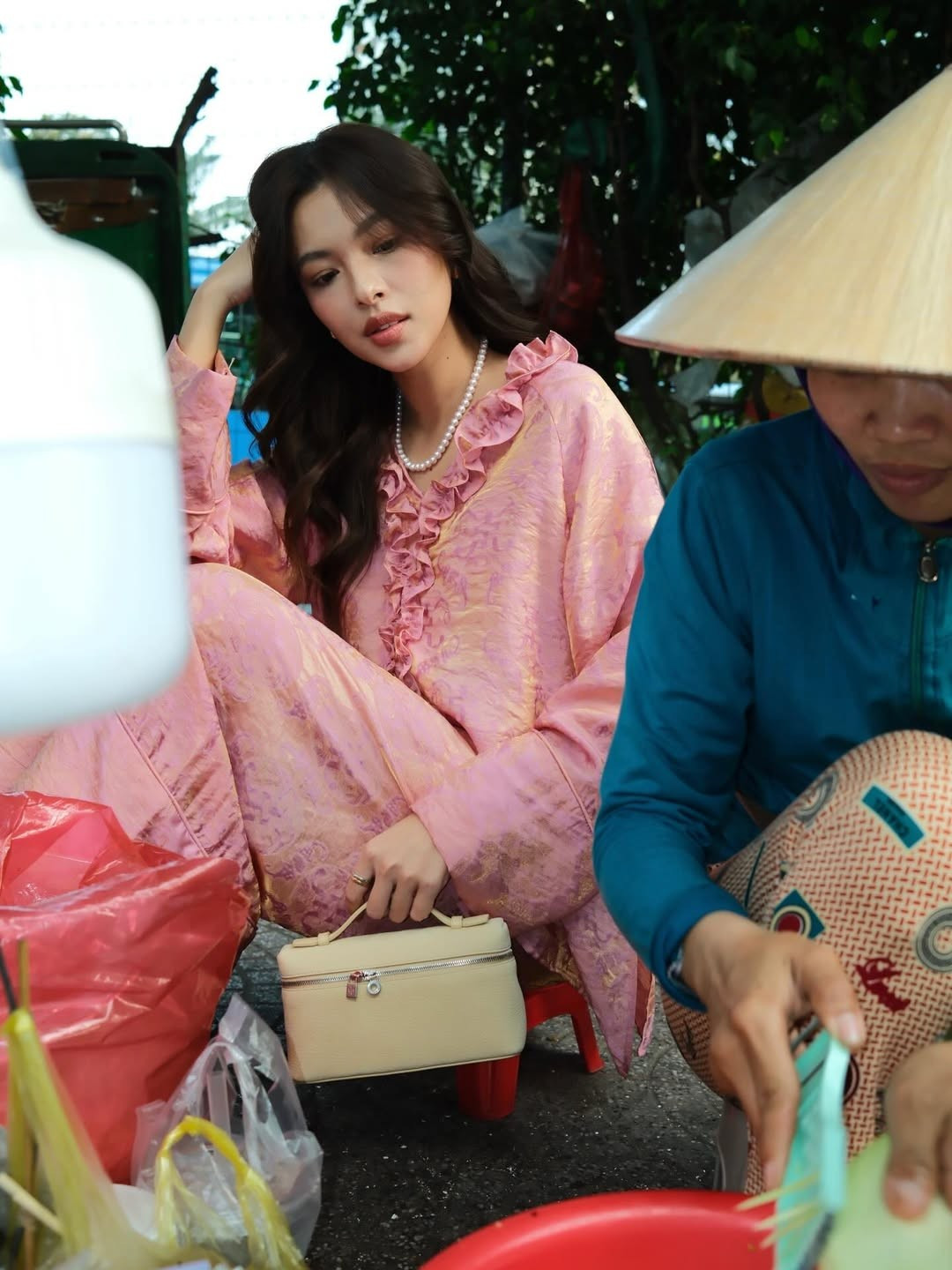 Không tạo dáng cầu kỳ, không phụ kiện xa hoa, Tú Hảo vẫn toát lên vẻ đẹp rất riêng – nhẹ nhàng nhưng đủ cuốn hút, đúng với hình ảnh một fashionista biết làm chủ phong cách cá nhân.