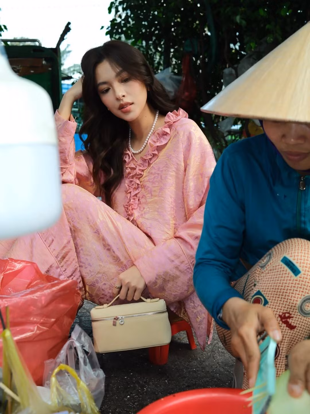 Không tạo dáng cầu kỳ, không phụ kiện xa hoa, Tú Hảo vẫn toát lên vẻ đẹp rất riêng – nhẹ nhàng nhưng đủ cuốn hút, đúng với hình ảnh một fashionista biết làm chủ phong cách cá nhân.