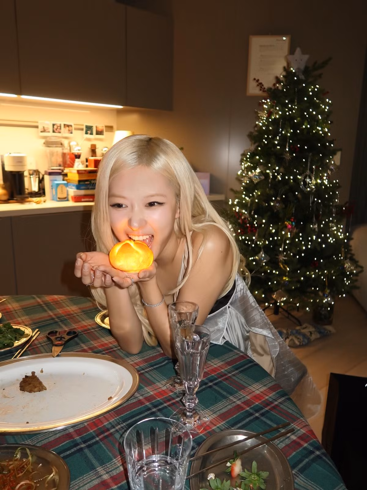 Trong loạt ảnh, Rosé xuất hiện với mái tóc vàng óng đặc trưng buông xõa tự nhiên, làn da trắng mịn nổi bật dưới ánh đèn vàng ấm áp.