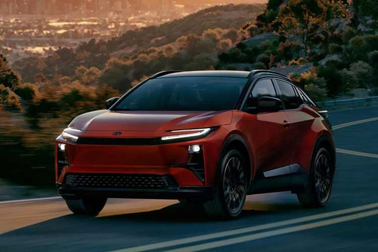 Mẫu xe SUV điện Toyota C-HR 2026 được bán ra với giá 37.000 USD (khoảng 962,16 triệu đồng), chưa bao gồm phí vận chuyển. Con số này nhanh chóng trở thành tâm điểm bàn luận khi cao hơn “đàn anh” SUV điện bZ cùng nhà tới 2.100 USD (54,6 triệu đồng).