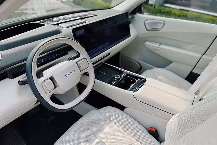 Với kích thước này, tân binh 900 nhà Lynk &amp; Co nghiễm nhiên đứng chung hàng ngũ với những mẫu SUV cỡ lớn danh tiếng như Mercedes-Benz GLS hay Lexus LX 600. Trục cơ sở dài không chỉ mang đến vẻ ngoài uy nghi mà còn mở ra một không gian nội thất cực kỳ rộng rãi, hứa hẹn đáp ứng tối đa nhu cầu của nhóm khách hàng ưu tiên sự thoải mái và quyền uy trên đường phố.