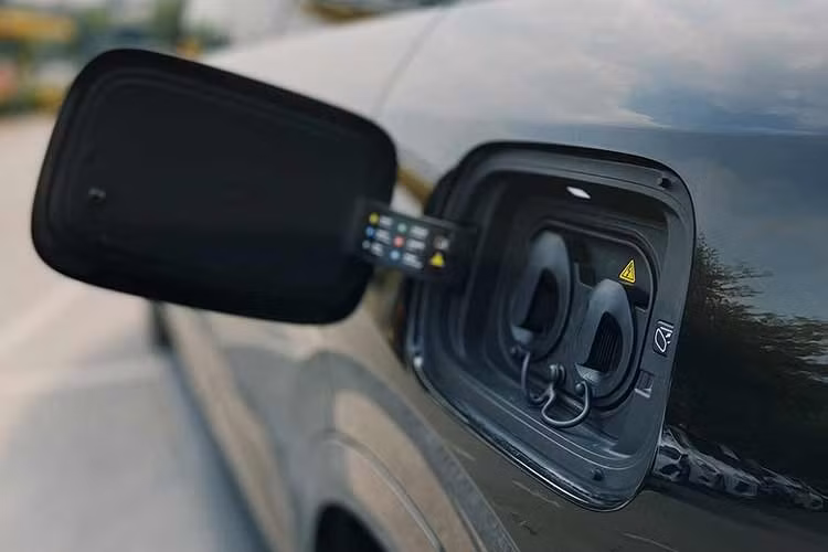 Gói pin dung lượng 52,38 kWh cung cấp tầm hoạt động tối đa 220 km ở chế độ thuần điện. Phạm vi hoạt động kết hợp giữa xăng và điện của mẫu SUV cỡ lớn này đạt 1.350 km sau khi đổ đầy xăng và sạc đầy pin. Về an toàn, Lynk &amp; Co 900 được trang bị 9 túi khí, khung xe cường lực và hệ thống hỗ trợ người lái nâng cao