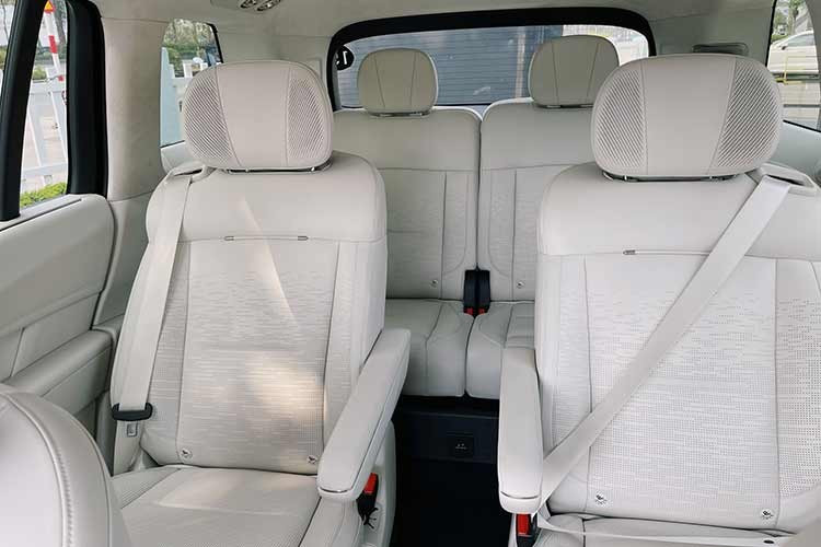 Khoang nội thất được bố trí 6 ghế ngồi độc lập, ghế trước tích hợp massage 16 điểm, ghế hành khách có thể xoay 180 độ và tủ lạnh mini 9 lít. Trang bị tiện nghi gồm màn hình Sky Screen 30 inch độ phân giải 6K, chip Snapdragon 8295, hệ thống âm thanh Harman Kardon 31 loa, HUD hiển thị trên kính lái và camera toàn cảnh 540°.