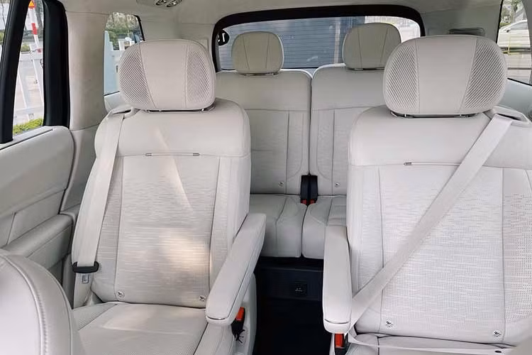 Khoang nội thất được bố trí 6 ghế ngồi độc lập, ghế trước tích hợp massage 16 điểm, ghế hành khách có thể xoay 180 độ và tủ lạnh mini 9 lít. Trang bị tiện nghi gồm màn hình Sky Screen 30 inch độ phân giải 6K, chip Snapdragon 8295, hệ thống âm thanh Harman Kardon 31 loa, HUD hiển thị trên kính lái và camera toàn cảnh 540°.