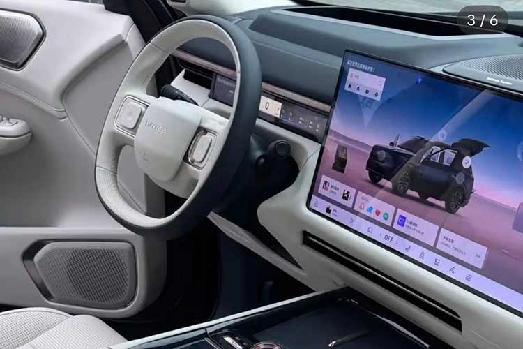 Các chức năng điều khiển trên xe đều chủ yếu thao tác trên màn hình cỡ lớn 30 inch, độ phân giải 6K, kéo dài từ "yên ngựa" sang ghế phụ. Hàng ghế thứ hai cũng lắp màn hình giải trí 30 inch, cho phép xem phim, nghe nhạc, chơi game...