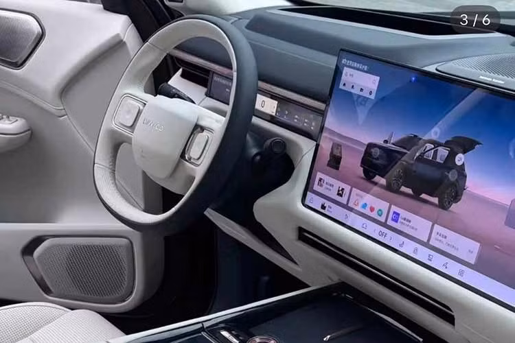 Các chức năng điều khiển trên xe đều chủ yếu thao tác trên màn hình cỡ lớn 30 inch, độ phân giải 6K, kéo dài từ "yên ngựa" sang ghế phụ. Hàng ghế thứ hai cũng lắp màn hình giải trí 30 inch, cho phép xem phim, nghe nhạc, chơi game...