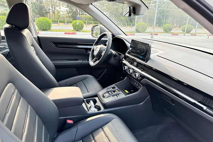 Các tiện nghi còn lại được giữ nguyên so với xe nhập Thái Lan, đơn cử như màn hình cảm ứng 9 inch kết nối Apple CarPlay/Android Auto không dây, 12 loa Bose, điều hòa tự động hai vùng độc lập đi kèm cửa gió hàng ghế sau, hàng ghế trước chỉnh điện có nhớ vị trí ghế lái, cốp điện tích hợp “đá cốp”, các cổng sạc USB-C ở cả hai hàng ghế...