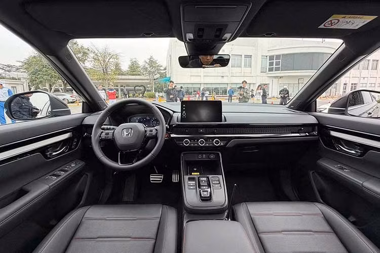 Bên trong, điểm nhấn thuộc về hệ thống chuyển số bằng nút bấm thay thế cần số truyền thống, giúp nội thất gọn gàng và hiện đại hơn. Honda bổ sung màn hình hiển thị trên kính lái (HUD) trên bản e:HEV RS, đồng thời điều chỉnh họa tiết ghế bọc da với đường chỉ đỏ điểm xuyết cùng logo RS dập nổi.