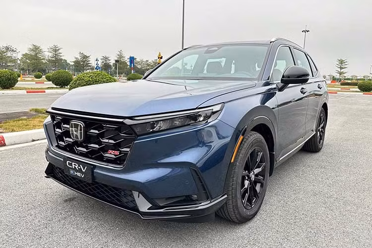 Việc lắp ráp mẫu CR-V e:HEV tại Việt Nam thể hiện định hướng lâu dài của Honda trong việc phát triển ngành công nghiệp ôtô nội địa, đồng thời rút ngắn thời gian cung ứng đến tay người tiêu dùng. Đặc biệt, mẫu xe áp dụng chính sách bảo hành toàn diện với bảo hành tiêu chuẩn 3 năm hoặc 100.000 km, đồng thời gia hạn thêm 2 năm hoặc 50.000 km cho động cơ, hộp số và pin hybrid.