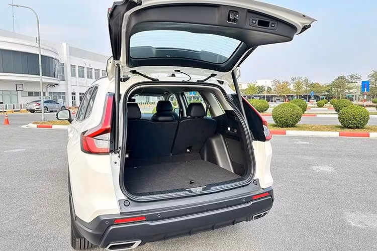 Về mặt an toàn, mọi xe CR-V e:HEV 2026 sở hữu 8 túi khí, camera 360 độ, cảm biến trước/sau và gói ADAS Honda Sensing (kiểm soát hành trình thích ứng ở dải tốc độ thấp, phanh giảm thiểu va chạm, hỗ trợ giữ làn đường…). Xe tiếp tục sử dụng camera hỗ trợ quan sát điểm mù LaneWatch, trong khi xe dành cho thị trường Thái Lan đã chuyển sang tổ hợp cảnh báo điểm mù và cảnh báo phương tiện cắt ngang phía sau.