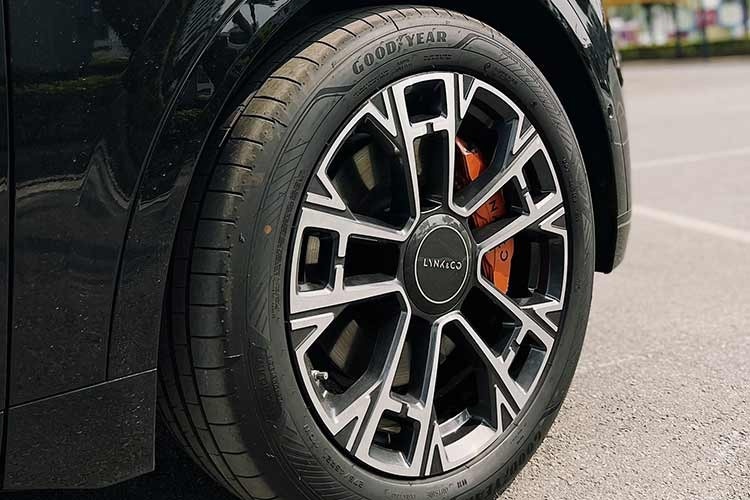 Phần đuôi xe của Lynk &amp; Co 900 cũng có thiết kế màn hình tương tự phía trước. Xe mang ngôn ngữ tạo hình tối giản, bề thế. Hệ thống treo khí nén hai buồng là trang bị tiêu chuẩn của 900, cho phép người dùng nâng hạ, gầm, hoặc tự động điều chỉnh độ cao xe theo tốc độ.