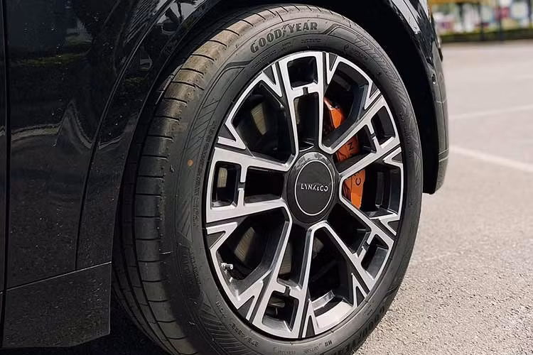 Phần đuôi xe của Lynk &amp; Co 900 cũng có thiết kế màn hình tương tự phía trước. Xe mang ngôn ngữ tạo hình tối giản, bề thế. Hệ thống treo khí nén hai buồng là trang bị tiêu chuẩn của 900, cho phép người dùng nâng hạ, gầm, hoặc tự động điều chỉnh độ cao xe theo tốc độ.