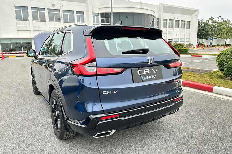 Dưới nắp ca-pô là động cơ xăng 2.0L hút khí tự nhiên kết hợp với hai mô-tơ điện, sản sinh công suất 204 mã lực và mô-men xoắn 335Nm. Sức mạnh được truyền xuống cầu trước thông qua hộp số vô cấp eCVT. Chế độ lái Individual (Cá nhân hóa) - vốn đã xuất hiện trên Civic e:HEV - lẫn tùy chọn hệ dẫn động bốn bánh toàn thời gian (AWD) đều “vắng mặt”.