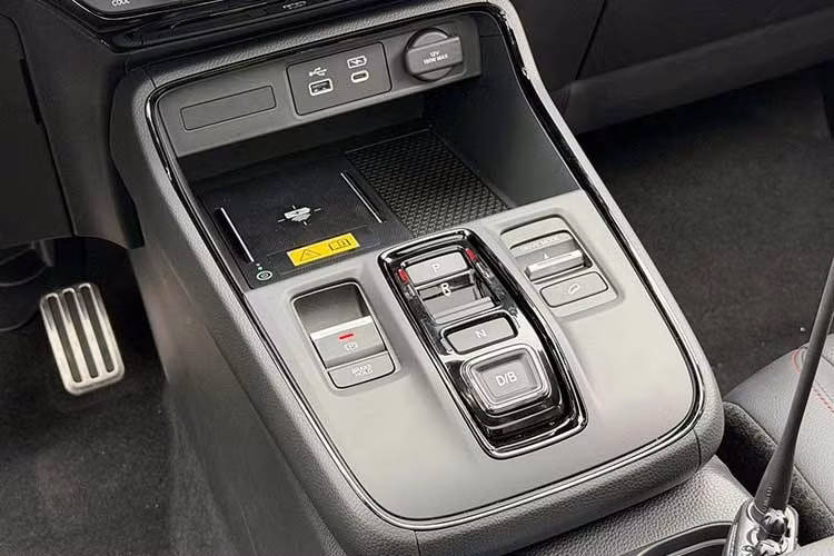 Đáng tiếc, hàng ghế trước của xe vẫn thiếu tính năng thông gió. Biến thể hybrid của mẫu SUV Nhật Bản này chỉ chứa được tối đa 5 người thay vì 7 như các bản thuần xăng, do phải nhường không gian cho hệ thống pin cao áp.