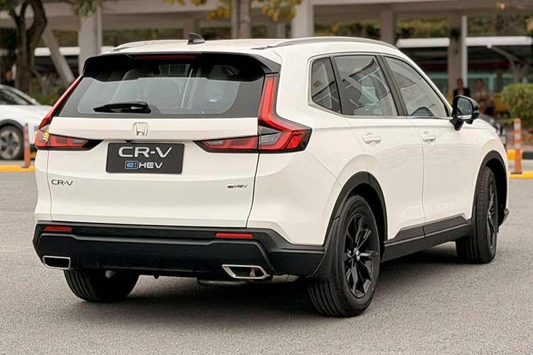 Về diện mạo, Honda CR-V e:HEV RS gần giống bản nhập Thái Lan trước đây, trong khi bản CR-V e:HEV L giống bản CR-V L (máy xăng) cũng đã được lắp ráp trước đó. Bản RS thể thao hơn với vòm bánh và tấm ốp cản dưới sơn màu đen bóng, khác với trước đây sơn cùng màu thân xe. Bản L dùng nhựa nhám ở dưới và không có đèn sương mù sau. Cả 2 bản đều dùng mâm 18 inch sơn đen.