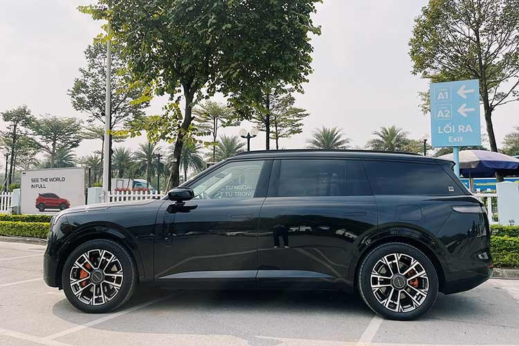 Động thái công bố 900 khẳng định quyết tâm của Lynk &amp; Co trong việc chinh phục phân khúc xe sang tại Việt Nam thay vì chỉ dừng lại ở các hoạt động thăm dò thị trường. Lynk &amp; Co 900 sở hữu diện mạo đồ sộ với kích thước ấn tượng: chiều dài 5.240 mm, rộng 1.999 mm, cao 1.810 mm cùng trục cơ sở đạt tới 3.160 mm.