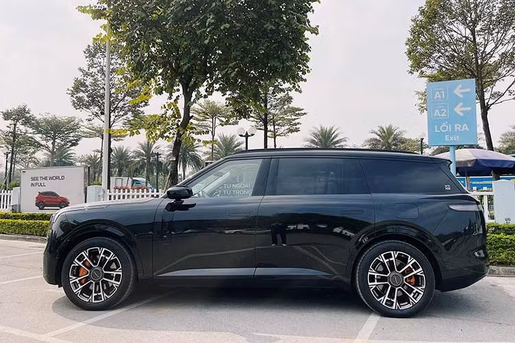 Động thái công bố 900 khẳng định quyết tâm của Lynk &amp; Co trong việc chinh phục phân khúc xe sang tại Việt Nam thay vì chỉ dừng lại ở các hoạt động thăm dò thị trường. Lynk &amp; Co 900 sở hữu diện mạo đồ sộ với kích thước ấn tượng: chiều dài 5.240 mm, rộng 1.999 mm, cao 1.810 mm cùng trục cơ sở đạt tới 3.160 mm.