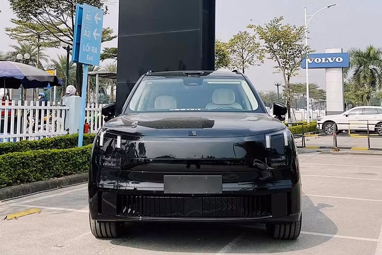 Theo thông tin từ các tư vấn bán hàng, mẫu SUV Lynk &amp; Co 900 sẽ có giá dự kiến gần 3,3 tỷ đồng. Khách hàng mong muốn sở hữu "khủng long" này có thể đặt trước với số tiền 100 triệu đồng, thời hạn bàn giao xe dự kiến rơi vào giữa năm 2026.