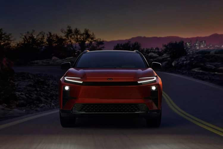 Về ngoại thất, các trang bị tiêu chuẩn như cửa cốp chỉnh điện, giá đỡ hành lý trên nóc xe, gạt nước cảm biến. Xe có 2 tùy chọn mâm kích thước 18 inch và 20 inch cùng nhiều màu sơn ngoại thất đơn sắc với hai tông màu.