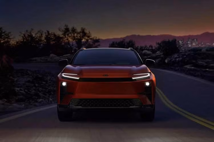 Về ngoại thất, các trang bị tiêu chuẩn như cửa cốp chỉnh điện, giá đỡ hành lý trên nóc xe, gạt nước cảm biến. Xe có 2 tùy chọn mâm kích thước 18 inch và 20 inch cùng nhiều màu sơn ngoại thất đơn sắc với hai tông màu.