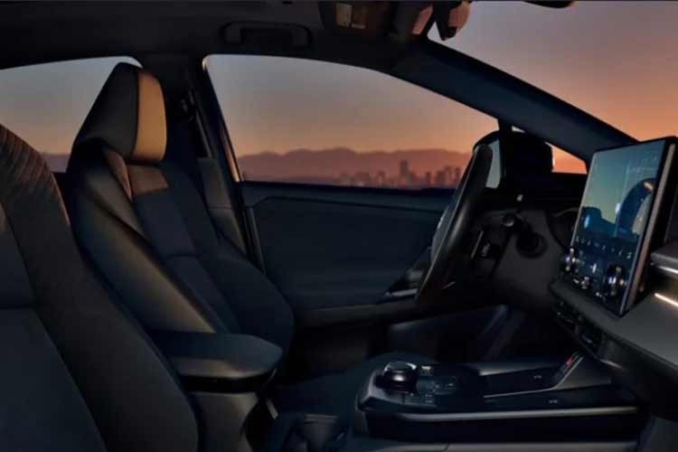 Sự thoải mái được ưu tiên hàng đầu với ghế sưởi bọc vải kết hợp SofTex, vô-lăng sưởi và hai đế sạc không dây tiện dụng. Điểm thú vị là xe còn được trang bị lẫy chuyển số hỗ trợ tính năng phanh tái sinh, giúp tối ưu hóa năng lượng và mang lại trải nghiệm lái thú vị hơn.