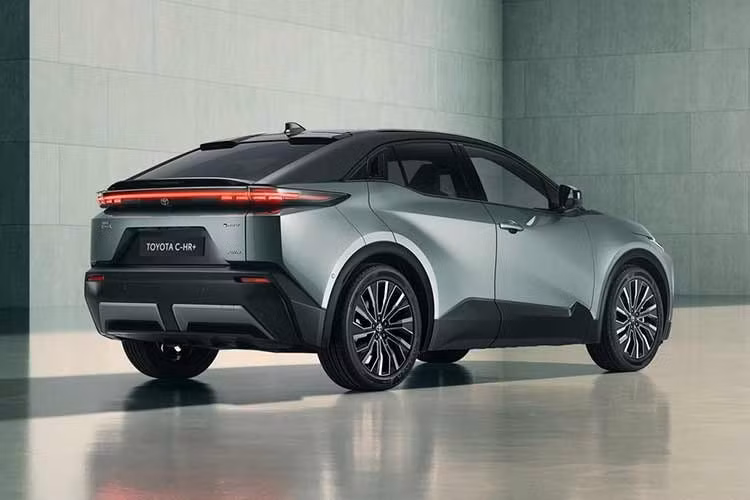 Hệ thống an toàn luôn là thế mạnh của Toyota và C-HR 2026 không ngoại lệ khi sở hữu gói Toyota Safety Sense 3.0 tiêu chuẩn. Danh sách công nghệ hỗ trợ lái dày đặc bao gồm kiểm soát hành trình thích ứng, phanh khẩn cấp tự động nhận diện người đi bộ và hỗ trợ giữ làn đường và các tính năng thông minh như nhận diện biển báo, cảnh báo điểm mù và hỗ trợ đỗ xe kèm phanh tự động.