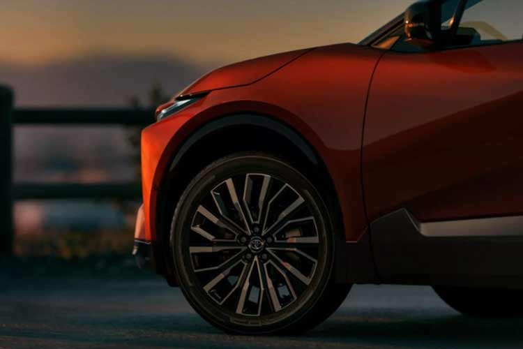 C-HR có kích thước crossover nhỏ gọn với chiều dài tổng thể 4,518 mm, chiều rộng 1.869 mm, chiều dài cơ sở 2.750 mm và chiều cao 1.620 mm, mang lại không gian rộng rãi với khoảng không đầu lớn và cabin thoải mái.