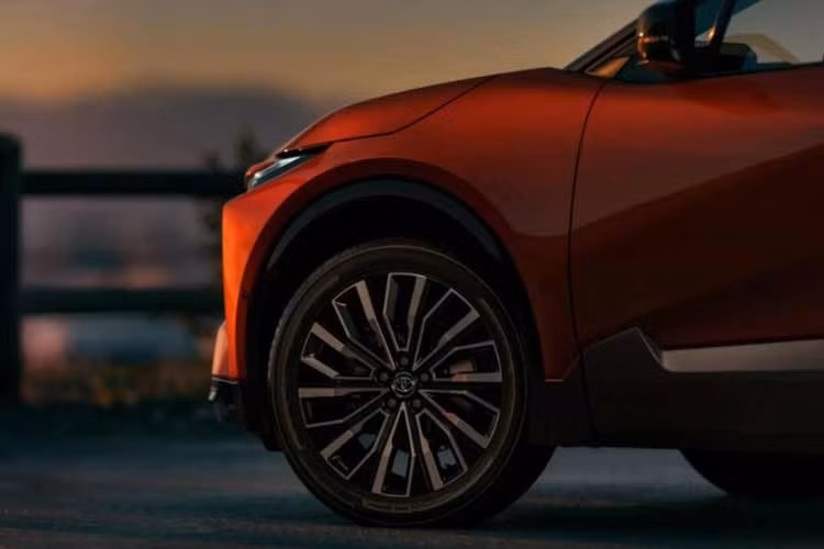 C-HR có kích thước crossover nhỏ gọn với chiều dài tổng thể 4,518 mm, chiều rộng 1.869 mm, chiều dài cơ sở 2.750 mm và chiều cao 1.620 mm, mang lại không gian rộng rãi với khoảng không đầu lớn và cabin thoải mái.