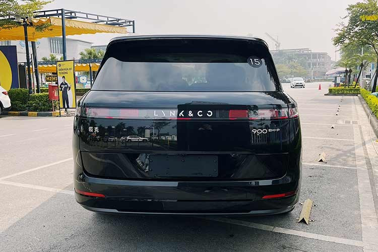 Thiết kế Lynk &amp; Co 900 có nét giống với Range Rover khi các đường nét mềm mại ở đầu xe nhưng vuông vức dần về sau. Mặt ca-lăng của 900 trang bị một màn hình với khoảng hơn 10.000 bóng LED nhỏ, cho phép người dùng hiển thị chữ, hình ảnh, màu sắc... thông qua thao tác ở màn hình giải trí trung tâm.