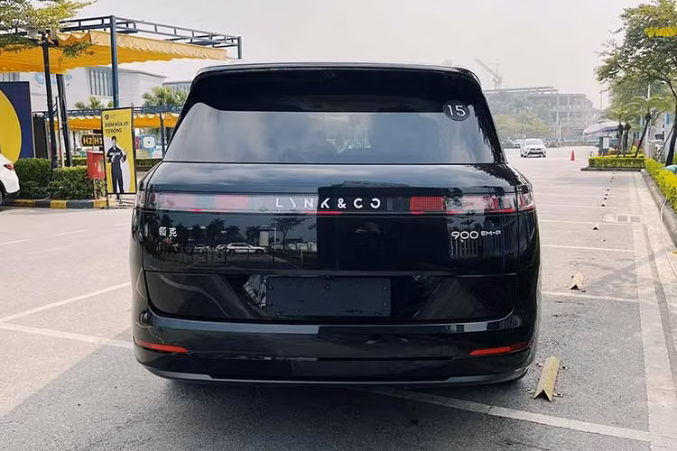 Thiết kế Lynk &amp; Co 900 có nét giống với Range Rover khi các đường nét mềm mại ở đầu xe nhưng vuông vức dần về sau. Mặt ca-lăng của 900 trang bị một màn hình với khoảng hơn 10.000 bóng LED nhỏ, cho phép người dùng hiển thị chữ, hình ảnh, màu sắc... thông qua thao tác ở màn hình giải trí trung tâm.