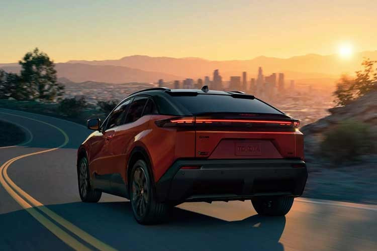 Tuy nhiên, giới chuyên môn nhận định mức giá này hoàn toàn có cơ sở khi C-HR 2026 được phát triển trên nền tảng e-TNGA chuyên dụng và trang bị sẵn hệ dẫn động 4 bánh toàn thời gian (AWD) tiêu chuẩn. Trong khi, ở dòng bZ, khách hàng muốn có hệ dẫn động 2 cầu tương đương sẽ phải chi trả ít nhất 39.900 USD (khoảng 1,03 tỷ đồng).