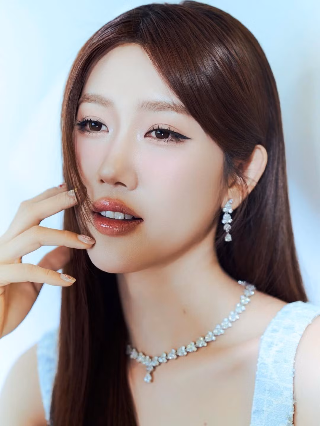 Thần thái tự tin, ánh nhìn nhẹ nhàng nhưng cuốn hút khiến mỗi khung hình của Thúy Ngân đều toát lên khí chất của một mỹ nhân trưởng thành, bản lĩnh.