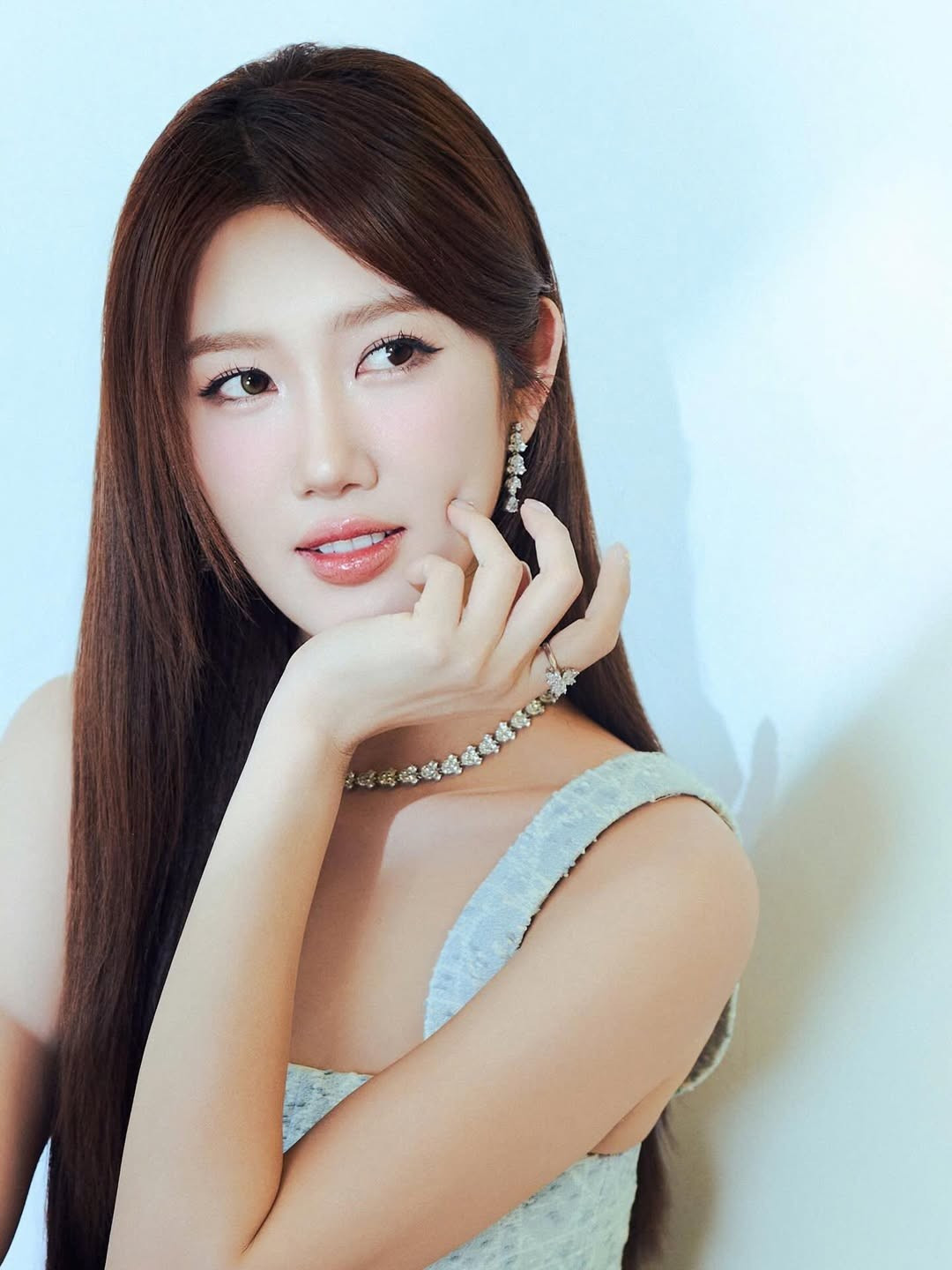 Thúy Ngân từng đoạt danh hiệu Á hoàng 1 Nữ hoàng Trang sức Việt Nam 2009, qua đó mở ra con đường hoạt động nghệ thuật chuyên nghiệp. Tuy nhiên, phải đến vai Hân trong bộ phim truyền hình đình đám Gạo nếp gạo tẻ (2018), cô mới thực sự bùng nổ và trở thành cái tên quen thuộc với đông đảo khán giả.