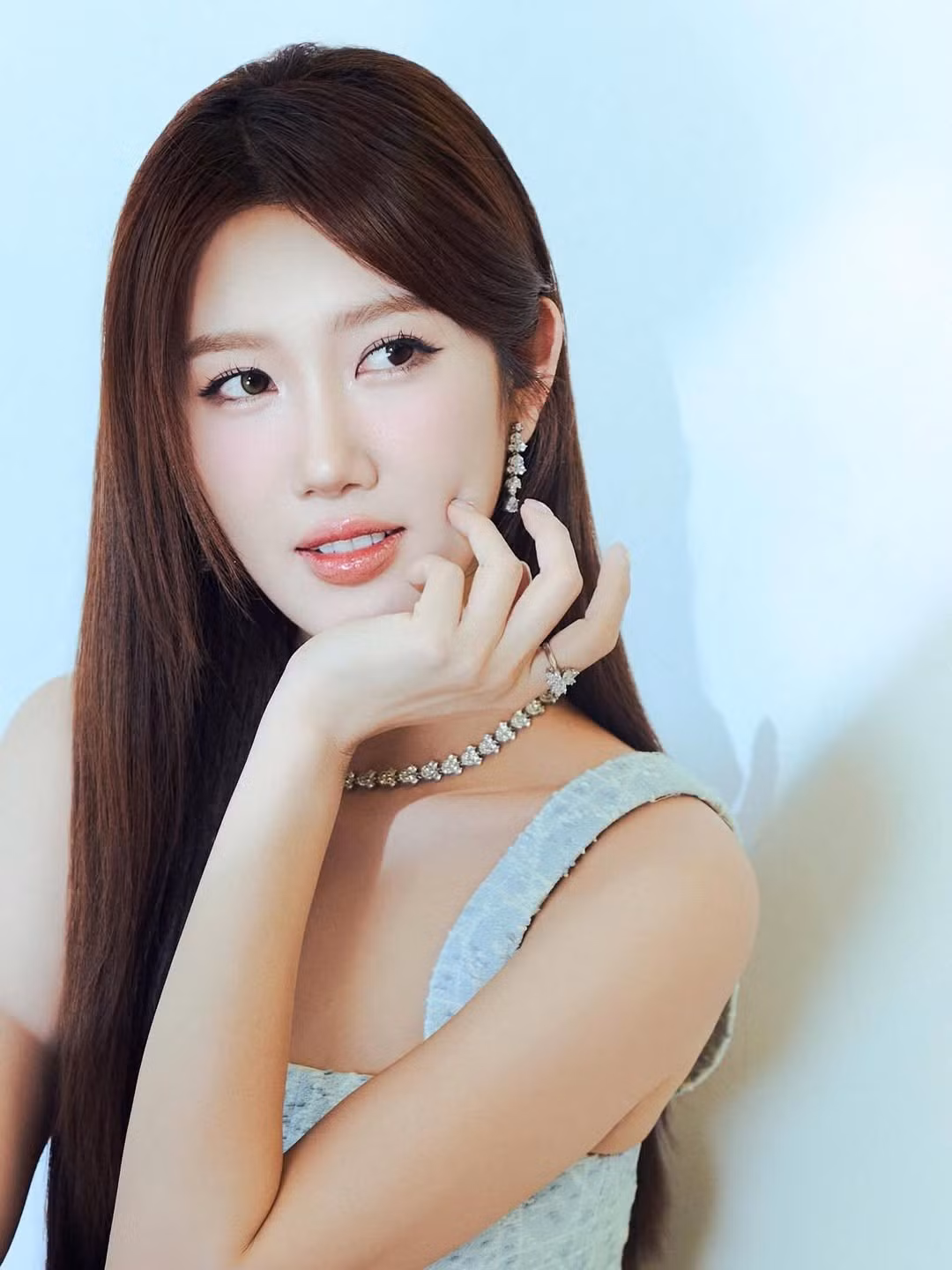 Thúy Ngân từng đoạt danh hiệu Á hoàng 1 Nữ hoàng Trang sức Việt Nam 2009, qua đó mở ra con đường hoạt động nghệ thuật chuyên nghiệp. Tuy nhiên, phải đến vai Hân trong bộ phim truyền hình đình đám Gạo nếp gạo tẻ (2018), cô mới thực sự bùng nổ và trở thành cái tên quen thuộc với đông đảo khán giả.