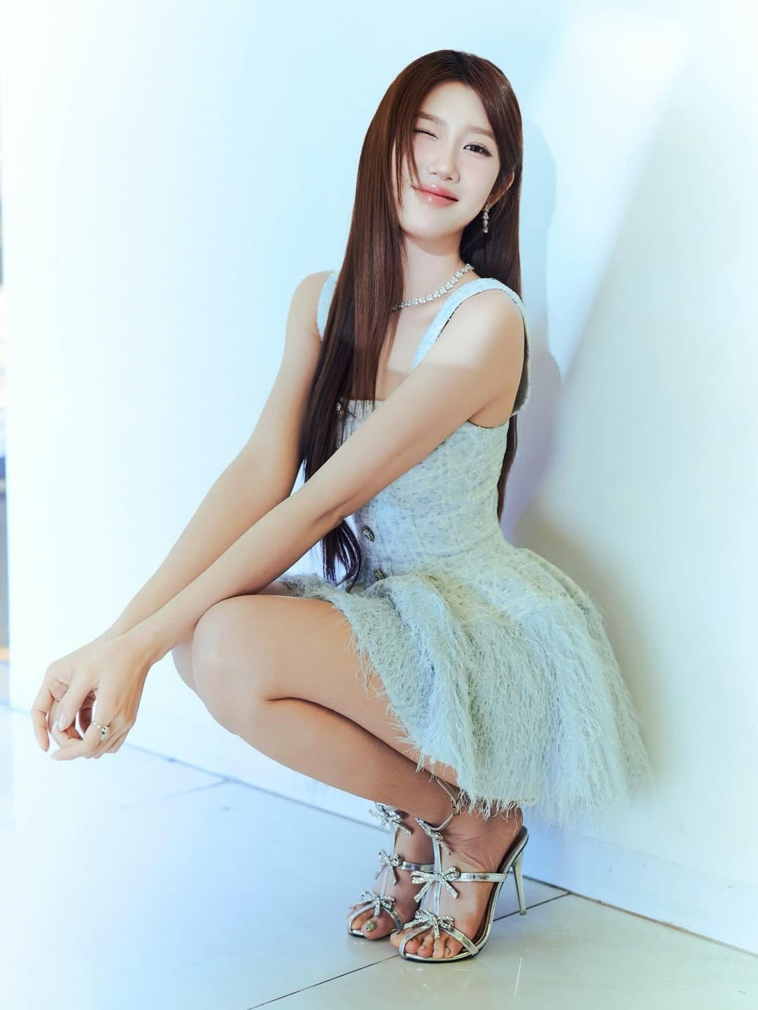 Mái tóc dài thẳng mượt buông tự nhiên qua vai, kết hợp phụ kiện tinh giản, tạo nên hình ảnh một Thúy Ngân dịu dàng nhưng không kém phần sang trọng.