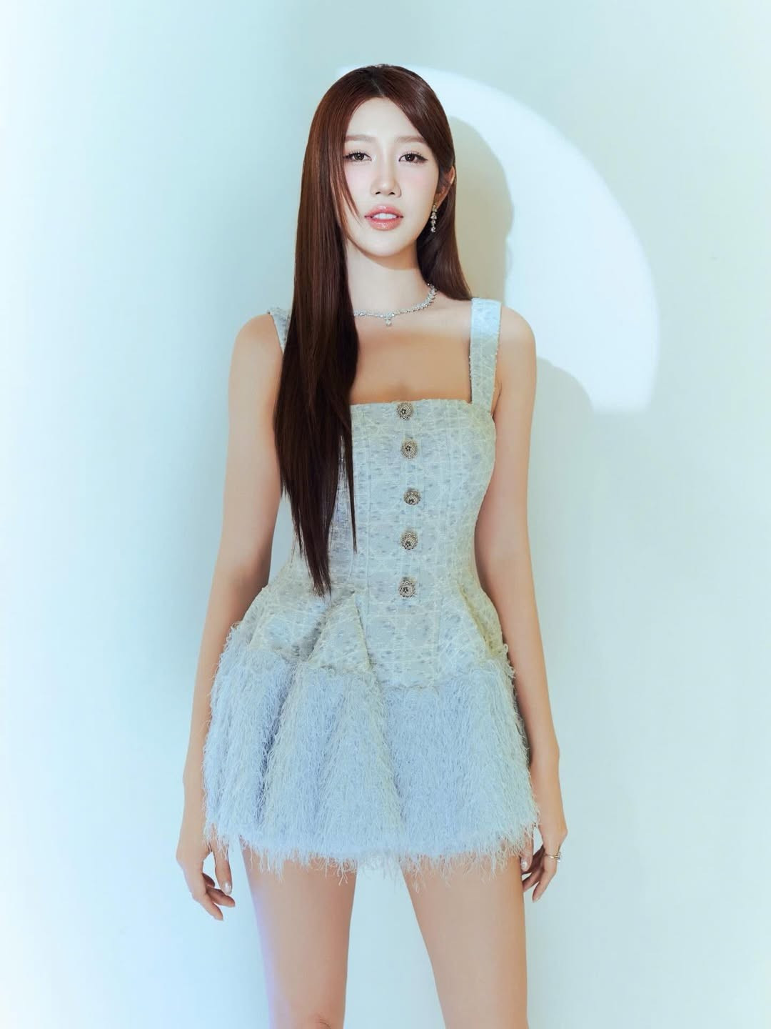 Gương mặt sắc sảo với sống mũi cao, đôi mắt to tròn và làn da sáng mịn giúp Thúy Ngân luôn nổi bật trước ống kính. Lối trang điểm trong trẻo, tông hồng nhẹ càng làm tôn lên vẻ đẹp ngọt ngào, “hack tuổi” đáng kể so với tuổi thật.