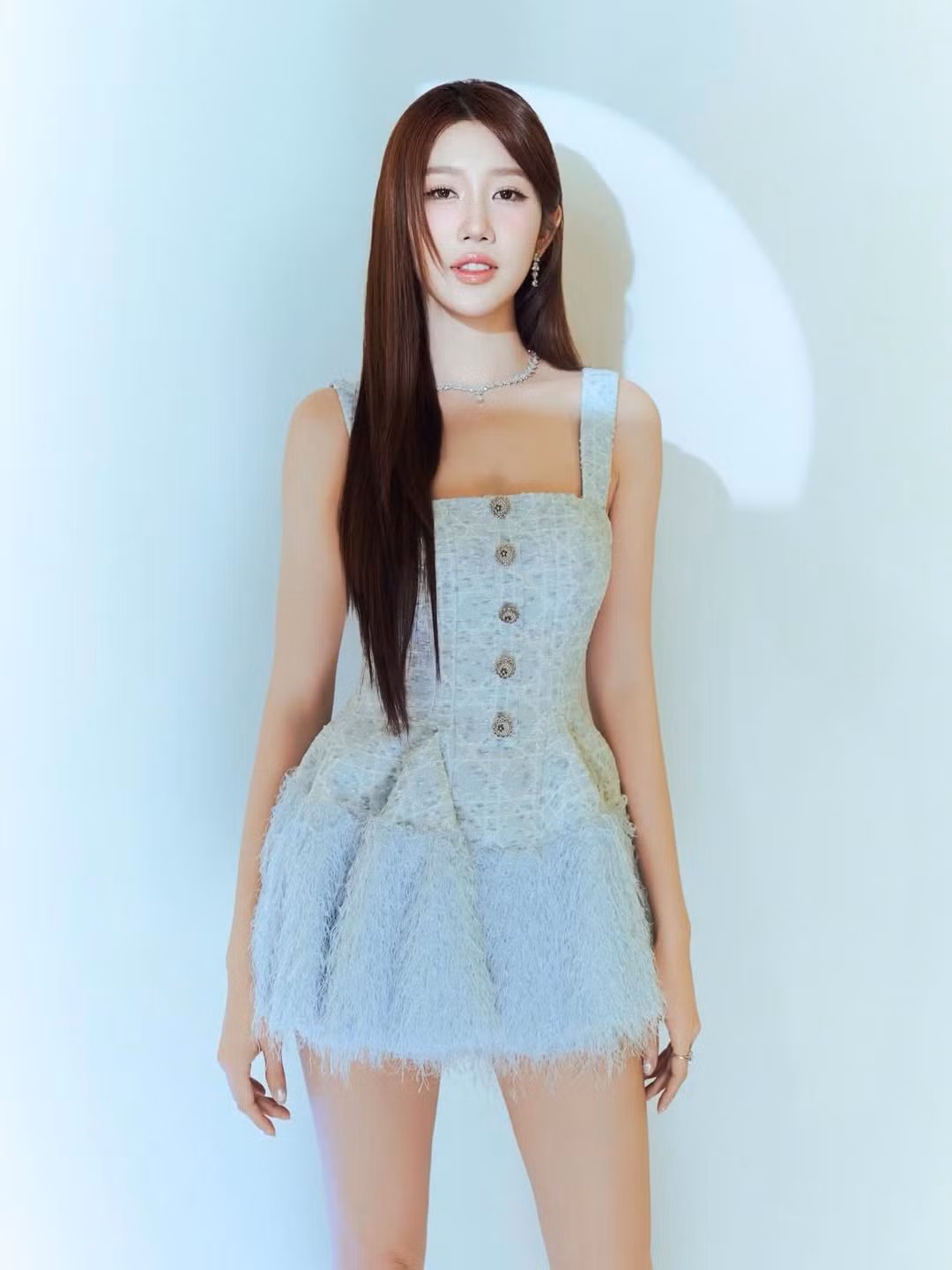 Gương mặt sắc sảo với sống mũi cao, đôi mắt to tròn và làn da sáng mịn giúp Thúy Ngân luôn nổi bật trước ống kính. Lối trang điểm trong trẻo, tông hồng nhẹ càng làm tôn lên vẻ đẹp ngọt ngào, “hack tuổi” đáng kể so với tuổi thật.