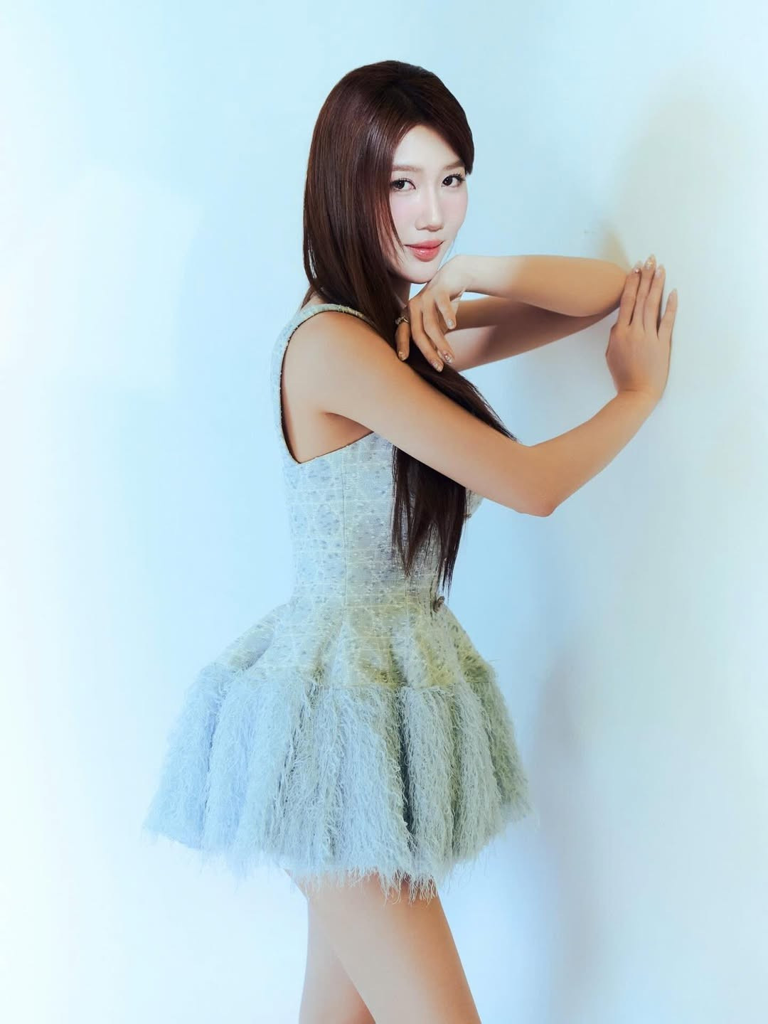 Trong bộ ảnh, Thúy Ngân lựa chọn chiếc váy dáng ngắn, phần thân ôm vừa vặn và chân váy xòe nhẹ, giúp tôn lên vóc dáng cân đối và đôi chân dài miên man. Cách phối cùng giày cao gót quai mảnh càng khiến tổng thể trở nên thanh thoát, nữ tính nhưng vẫn đầy quyến rũ.