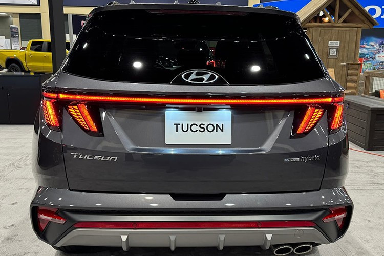 Tuy chưa lộ diện chính thức, Tucson 2026 được dự đoán sẽ mang phong cách vuông vức, hầm hố và hiện đại hơn nhiều so với thế hệ hiện hành. Thiết kế mới lấy cảm hứng từ ngôn ngữ "Art of Steel" – sự pha trộn giữa yếu tố điêu khắc sắc sảo và cảm hứng hoài cổ, như đã thấy trên concept N Vision 74 hay Hyundai NEXO.
