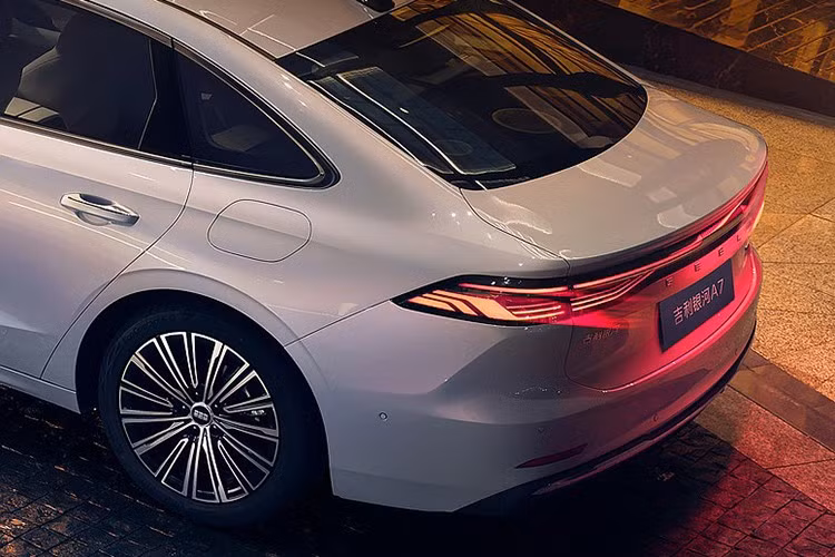 Xe với tỷ lệ thân sedan ba hộp thông thường hơn và cửa kính bên 6 cửa sổ, thay vì hình dạng fastback kiểu Porsche Taycan bóng bẩy hơn của Starshine 8. Thanh đèn toàn chiều rộng ở phía trước và phía sau, cũng như bánh xe hợp kim đa chấu 2 tông màu là đặc trưng thiết kế của Geely Galaxy.