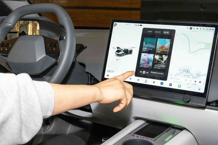 Gleo là trợ lý ảo thế hệ mới do Hyundai phát triển riêng cho hệ sinh thái ô tô thông minh. Khác với ChatGPT vốn cần kết nối internet liên tục và chủ yếu hoạt động trên nền tảng văn bản, Gleo được tích hợp sâu vào hệ thống xe.