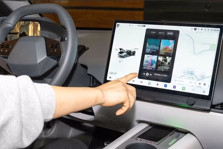 Gleo là trợ lý ảo thế hệ mới do Hyundai phát triển riêng cho hệ sinh thái ô tô thông minh. Khác với ChatGPT vốn cần kết nối internet liên tục và chủ yếu hoạt động trên nền tảng văn bản, Gleo được tích hợp sâu vào hệ thống xe.