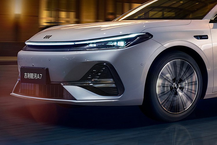 A7 có chiều dài 4.918mm và chiều dài cơ sở 2.845mm, cả hai đều nằm sâu trong phân khúc D. Do đó, chiếc xe được định vị giữa người anh em cao cấp hơn của nó và Galaxy L6 phân khúc C, sử dụng cùng hệ động lực. Vị trí này được phản ánh trong thiết kế của xe...