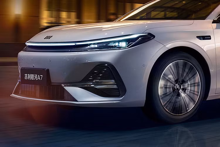 A7 có chiều dài 4.918mm và chiều dài cơ sở 2.845mm, cả hai đều nằm sâu trong phân khúc D. Do đó, chiếc xe được định vị giữa người anh em cao cấp hơn của nó và Galaxy L6 phân khúc C, sử dụng cùng hệ động lực. Vị trí này được phản ánh trong thiết kế của xe...