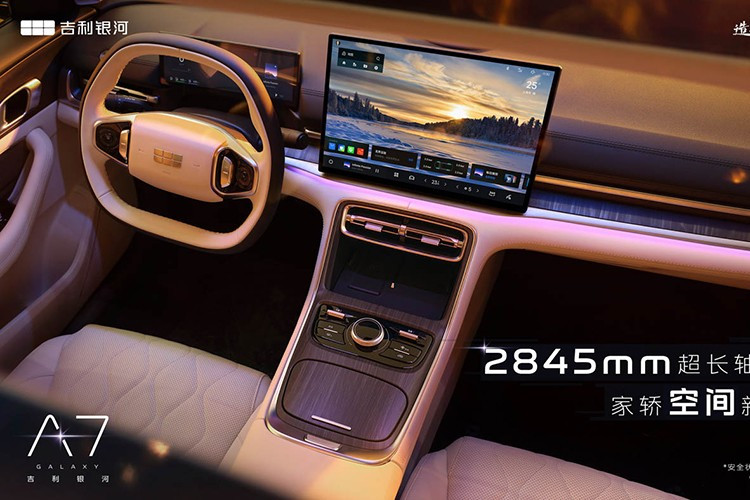 Bên trong, sự đơn giản hơn tiếp tục với các cửa gió điều hòa lớn hơn, có thể điều chỉnh bằng vật lý, nằm giữa bảng điều khiển trung tâm cao, vô lăng hai chấu và màn hình hiển thị độc lập. ﻿