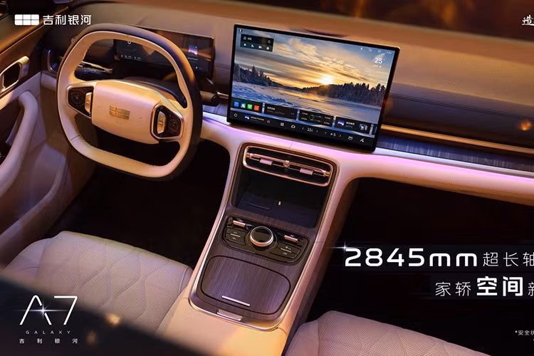 Bên trong, sự đơn giản hơn tiếp tục với các cửa gió điều hòa lớn hơn, có thể điều chỉnh bằng vật lý, nằm giữa bảng điều khiển trung tâm cao, vô lăng hai chấu và màn hình hiển thị độc lập. ﻿