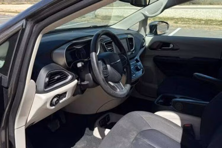 Chiếc Pacifica xuất hiện tại Việt Nam là bản hybrid cắm sạc (Plug-in Hybrid Electric Vehicle - PHEV), trang bị động cơ V6 dung tích 3.6L kết hợp mô-tơ điện, sản sinh tổng công suất khoảng 260 mã lực. Mức tiêu hao nhiên liệu ấn tượng chỉ khoảng 2,8 lít/100 km và có thể di chuyển thuần điện đến 51 km.