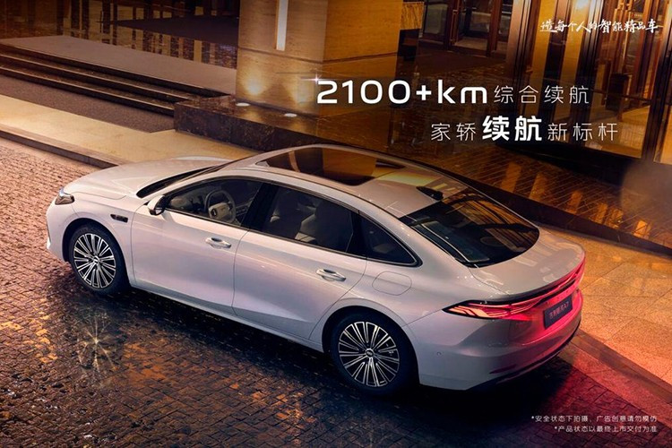 Chiếc sedan hybrid cắm sạc mới này là một trong những mẫu Galaxy giá cả phải chăng nhất trong dòng sản phẩm năng lượng mới của thương hiệu, và cũng là mẫu xe tiết kiệm nhiên liệu nhất.