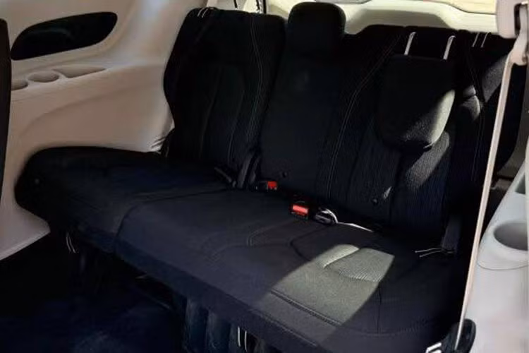 Bên trong, Pacifica cung cấp các tùy chọn cấu hình 7 hoặc 8 chỗ ngồi. Ghế ngồi có thể gập phẳng hàng thứ hai và ba xuống sàn, tối ưu không gian chứa đồ. Xe được trang bị nhiều tiện nghi cao cấp như ghế tích hợp sưởi và massage, hệ thống giải trí với 2 màn hình gối đầu cho hàng ghế sau, điều hòa tự động 3 vùng độc lập…