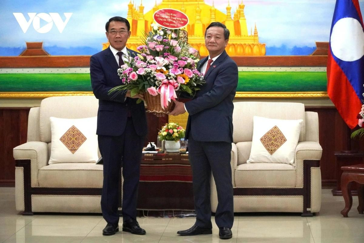 Đại sứ Nguyễn Minh Tâm chuyển lẵng hoa của lãnh đạo cấp cao Việt Nam đến các lãnh đạo cấp cao Đảng, Nhà nước Lào